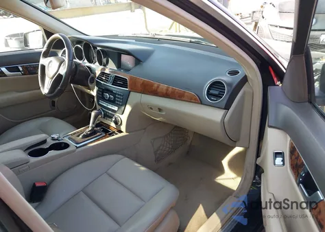 2013 Mercedes-Benz C 250 Sport z USA, uszkodzony, nr VIN WDDGF4HB6DR268262